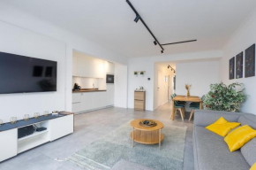 Ostend Center Luxury Top Floor Apartment with Free Parking